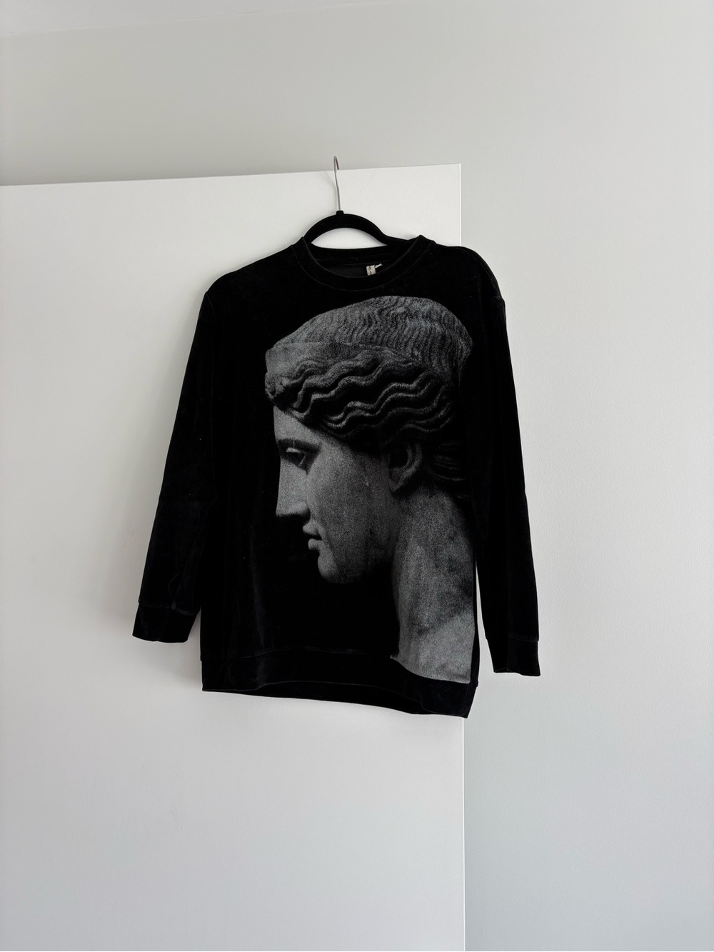 Black & Other Stories Velour Sweatshirt with Large Classical Statue Profile